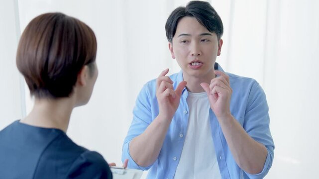 カウンセリングを受ける男性