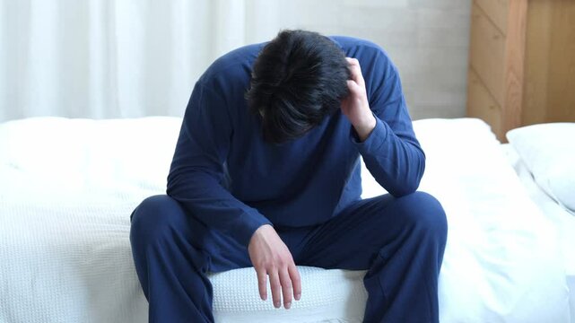 頭を抱える男性
