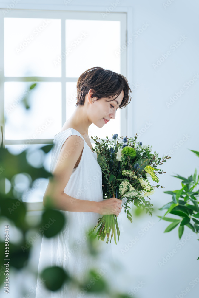 Poster 女性、ブーケ、花束、フラワーアレンジメント、ファッション、ブライダル、ウェディング、結婚式、前撮り、笑顔、カメラ目線、ホワイト、窓、グリーン、ナチュラル、明るい、コピースペース、ミドルエイジ、30代、40代、アンチエイジング、エイジングケア、スキンケア、コスメ、化粧品、美肌、美白、ホワイトニング、ボタニカル、清楚、上品、透明感、毛穴、美容液、保湿、素肌、肌、ケア、自然光、室内、花嫁、日本人、横顔、