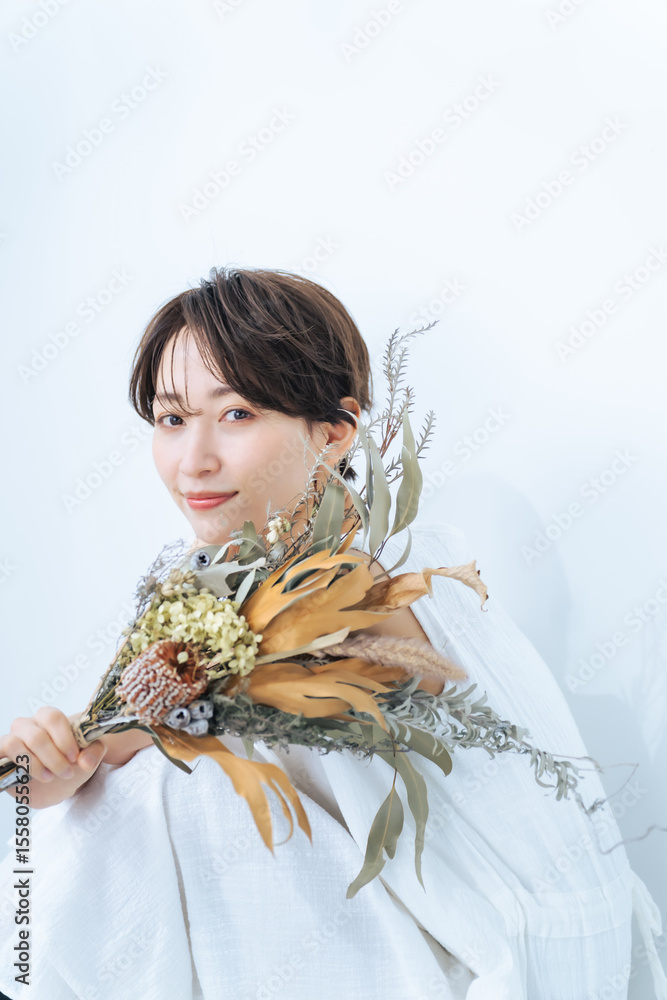 Poster 女性、日本人、美容、ナチュラル、ドライフラワー、リラックス、ブーケ、ブライダル、ウェディング、ポートレート、ミドルエイジ、笑顔、ワンピース、ボディケア、前撮り、コピースペース、広告、スキンケア、アンチエイジング、エイジングケア、美肌、ドライブーケ、ドレス、ヘアアレンジ、コスメ、メイク、30代、40代、クラシカル、エステ、サロン、脱毛、保湿、リラクゼーション、癒し、美白、スワッグ、きれい、美しい、美