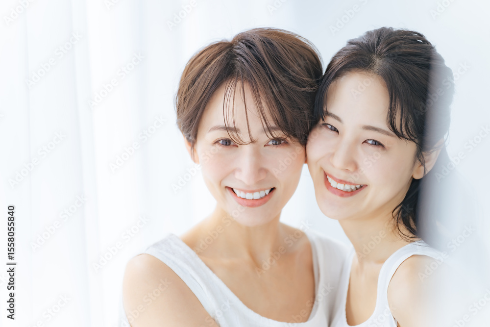 Poster 美容、スキンケア、エステ、ナチュラル、女性、日本人、コスメ、化粧品、脱毛、シンプル、ホワイトニング、美白、美顔、UVケア、ノースリーブ、ファッション、美人、ミドル、30代、40代、ポートレート、透明感、透き通る、寄り添う、仲良し、友達、ペア、二人、笑顔、ツヤ肌、ハリ、美肌、保湿、毛穴ケア、日焼け止め、すっぴん、ヌーディメイク、ヘルシー、清潔感、リラックス、コピースペース、広告、夏、涼しい、涼感、美