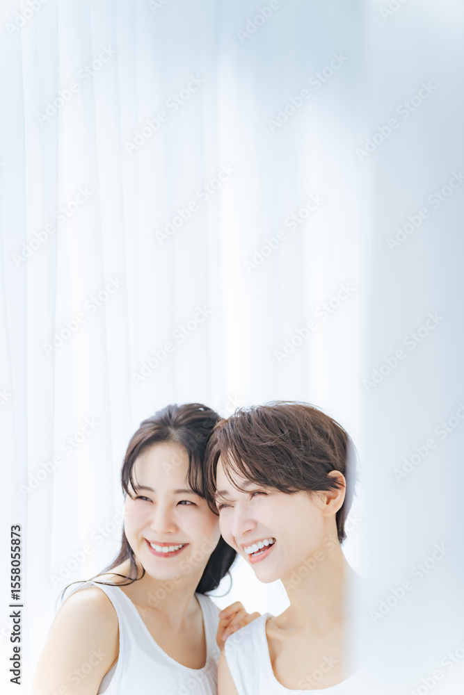 Poster 女性、美容、スキンケア、ナチュラル、透明感、シンプル、日本人、笑顔、ハッピー、ペア、二人、楽しい、嬉しい、コピースペース、広告、洗濯、清潔感、美肌、美白、ホワイトニング、UVケア、美人、若い、ミドルエイジ、30代、40代、明るい、爽やか、リラックス、エステ、サロン、ビューティ、美顔、アンチエイジング、エイジングケア、肌ケア、セルフケア、ニキビケア、コスメ、化粧品、メイク、アクネケア、ライフスタイル