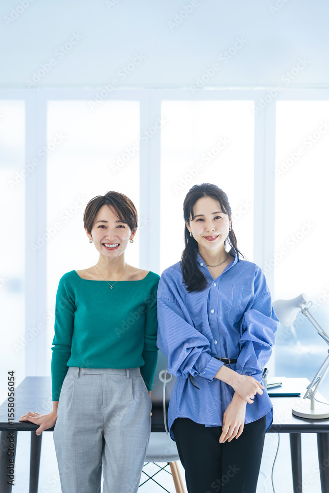 Poster 女性、チームワーク、協力、同僚、オフィス、職場、仕事、カジュアル、おしゃれ、ファッション、ビジネスウーマン、ビジネスマン、キャリアウーマン、グループ、ペア、チーム、コピースペース、日本人、人材、会社員、ビジネス、派遣社員、フリーランス、事務、業務、働く、デスク、笑顔、ポジティブ、自信、元気、キャリア、転職、ミドルエイジ、30代、40代、ベンチャー、クリエイティブ、デザイナー、エンジニア、資格、相談