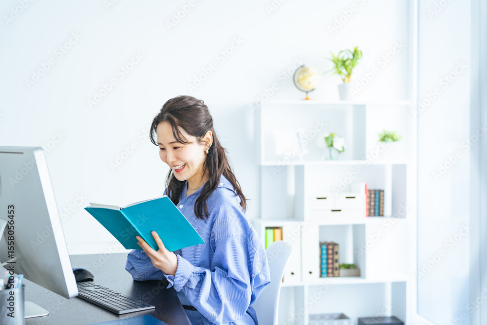 Aufkleber 女性、学習、資格、勉強、スキルアップ、リスキリング、副業、ビジネス、オフィス、パソコン、PC、ノート、読書、スキル、作家、ビジネスパーソン、ビジネスウーマン、カジュアル、キャリアウーマン、仕事、転職、就職、デスクワーク、事務、検定、ITパスポート、AIプラクティショナー、ネットワークスペシャリスト、簿記、基本情報技術者、入門書、エンジニア、システム、MCP、宅建士、専門学校、スクール、教室、オンラ