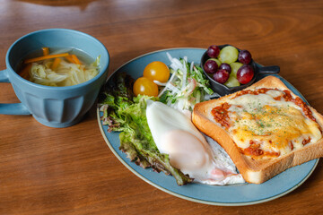 Open-faced Toast with Cheese and Egg Breakfast Plate / チーズトーストと目玉焼きの朝食プレート
