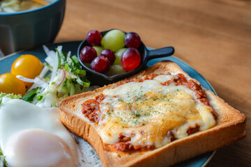 Open-faced Toast with Cheese and Egg Breakfast Plate / チーズトーストと目玉焼きの朝食プレート
