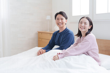 朝起床した夫婦
