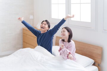 朝起床した夫婦