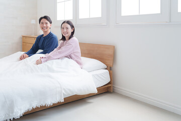 朝起床した夫婦