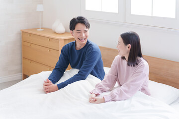 朝起床した夫婦