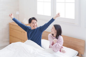 朝起床した夫婦