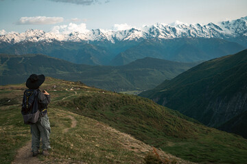Obraz premium a man hiking in the mountains with beautiful view