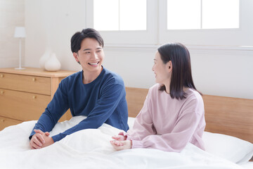 朝起床した夫婦
