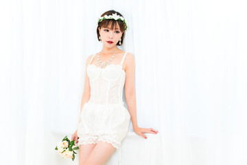 ブーケを持つビスチェの女性