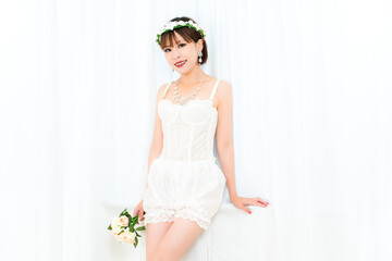 ブーケを持つビスチェの女性