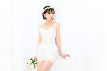 ブーケを持つビスチェの女性
