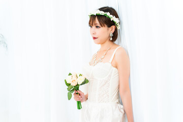 ブーケを持つビスチェの女性