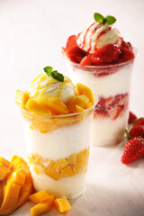 일회용 컵에 담긴 시원하고 달콤한 애플망고 눈꽃 빙수와 생딸기 눈꽃 빙수.