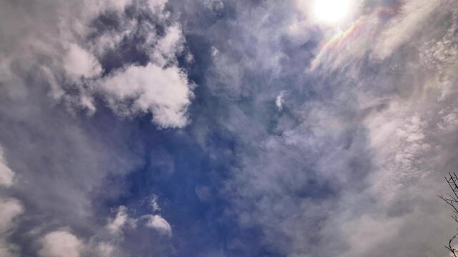 Nubes movi&eacute;ndose con el viento
