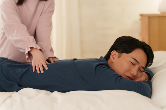 夫にマッサージをする妻