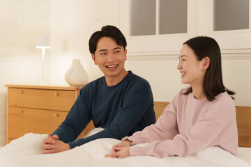 夜ベッドに入る夫婦