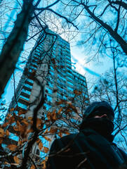 Homme portant une capuche au bas d'une tour