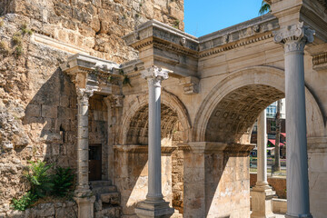 Obraz premium Hadrian Gate, also known as the Uc Kapilar, at the entrance to Antalya Old Town or Kaleici on a sunny day