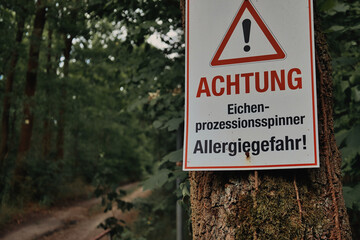 warning sign oak processionary moth warnung vor eichenprozessionsspinner