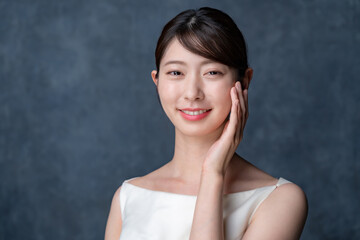 キャミソールを着た女性