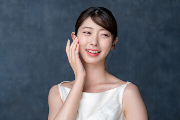 キャミソールを着た女性