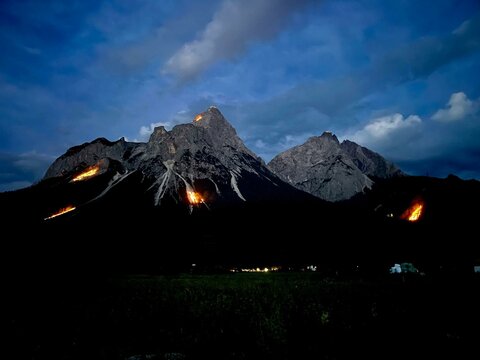 Bergfeuer Zugspitze Ehrwald Leermoos Biberwier Sonnwendfeuer