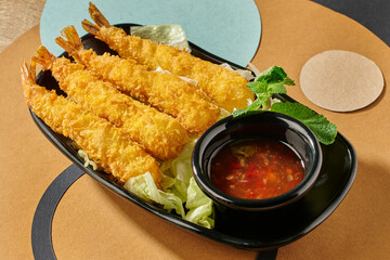 Plat traditionnel Thaïlandais Crevette tempura et sauce accompagnement