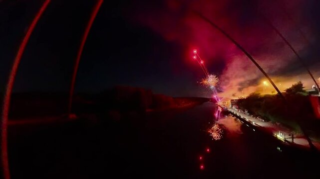 Feuerwerk &uuml;ber dem Rhein-Herne-Kanal in Gelsenkirchen 
