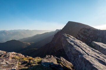 Vista panorâmica da montanha Bidarray com os majestosos picos envoltos em alguma neblina matinal no coração do País Basco francês
