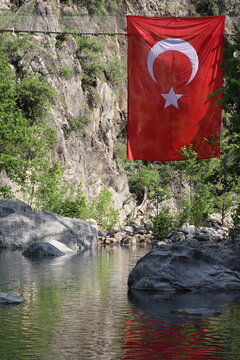 G&ouml;yn&uuml;k Canyon flag of turkey