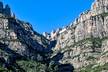 Monistrol Abadía de Montserrat Cataluña, Monasterio de montaña con una gran basílica, talla emblemática de la virgen y museo con importantes obras.