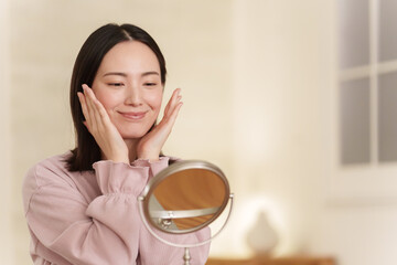 夜スキンケアする女性