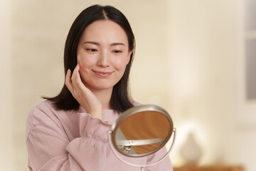 夜スキンケアする女性