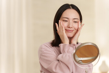 夜スキンケアする女性
