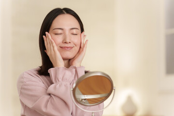 夜スキンケアする女性