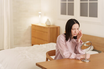 肌トラブルに悩む女性