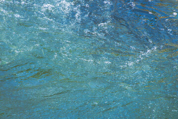 初夏の日差しに輝く清流の流れ25