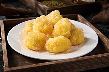 Zhangjiakou traditional food golden yellow rice flour fried cake