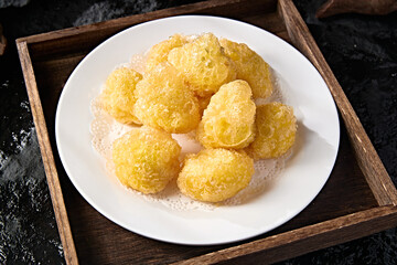 Zhangjiakou traditional food golden yellow rice flour fried cake