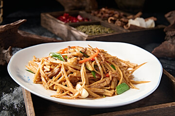 Stir-fried pork shreds, king oyster mushroom shreds, colorful pepper shreds