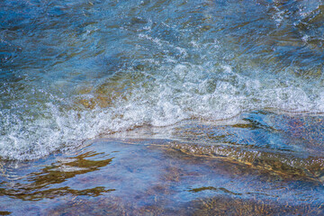 初夏の日差しに輝く清流の流れ44