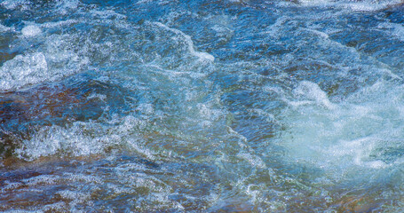 初夏の日差しに輝く清流の流れ55