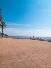 Playa y paseo marítimo de Sant Pol de Mar​ en la provincia de Barcelona, Cataluña, España