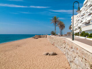 Playa y paseo marítimo de Sant Pol de Mar​ en la provincia de Barcelona, Cataluña, España