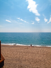 Playa y paseo marítimo de Sant Pol de Mar​ en la provincia de Barcelona, Cataluña, España